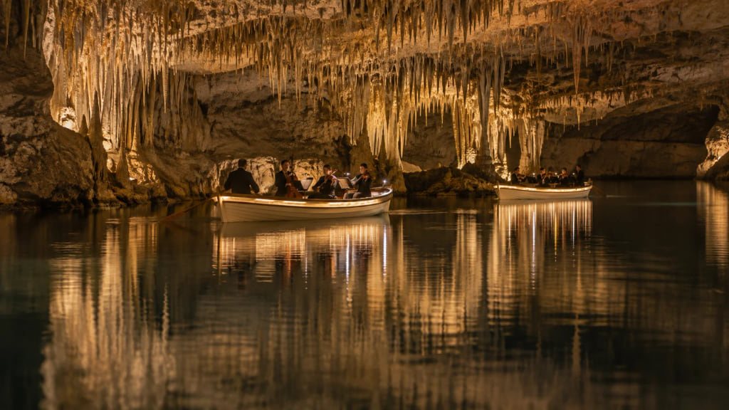 Lago Martel en el interior de las Cuevas del Drach