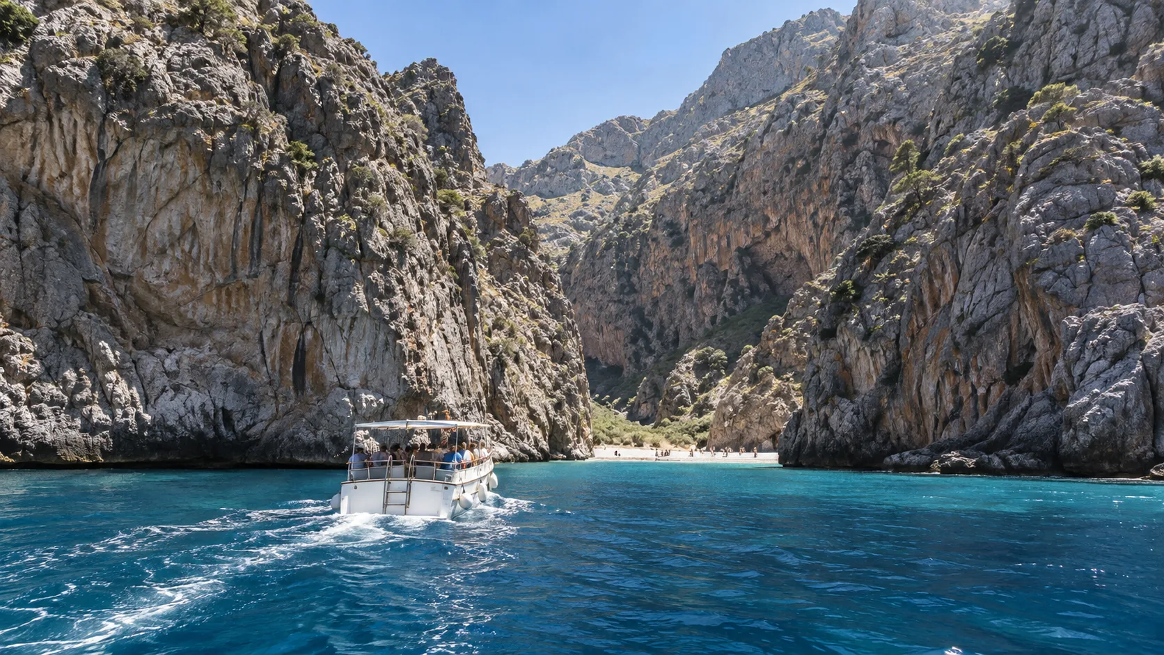 Excursión organizada Vuelta a la Isla en Mallorca: barco llegando a la cala de Sa Calobra