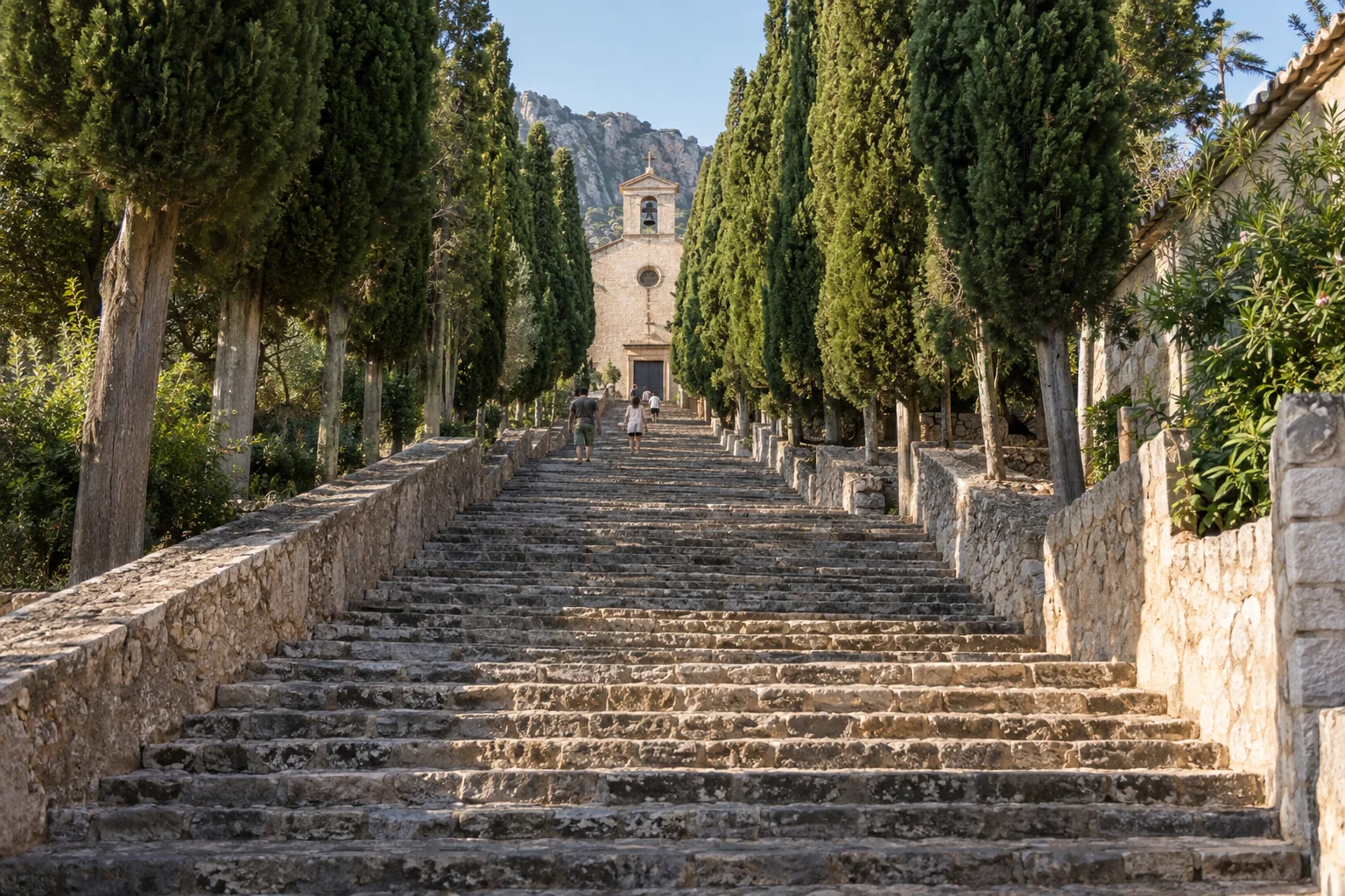 Escalinata del Calvario de 365 escalones flanqueada por cipreses en Pollença