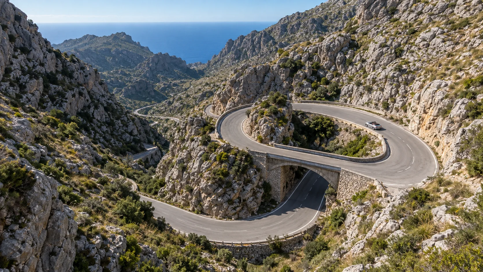 Carretera de curvas de Sa Calobra y el famoso Nus de Sa Corbata en la Sierra de Tramuntana